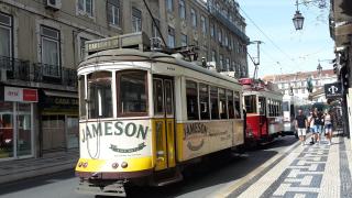 Prenez donc la ligne N°28 du tramway jaune mythique de Lisbonne. Celui-ci passera devant certains des plus beaux endroits de Lisbonne et à travers des petites rues escarpées !